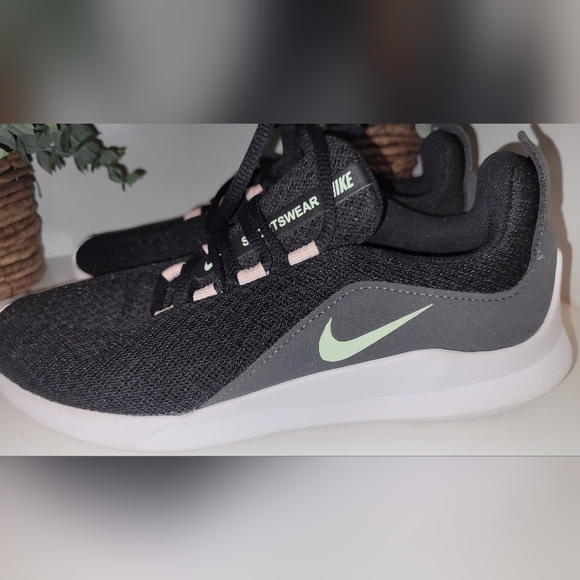 Nike Shoes - Womens Size 7.5 - Nike Viale Barly Volt W